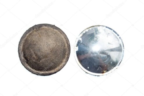 Modernes Radiostudio mit Mischpult und Mikrofonen