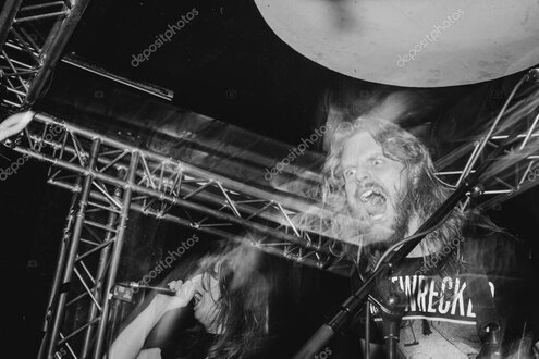 Lokale Band bei einem Live-Auftritt auf kleiner Bühne