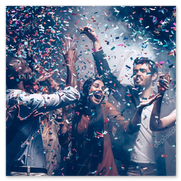 Tanzende Menge vor der Bühne