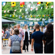 Foodtrucks mit Besucherinnen