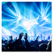 Publikum vor der Hauptbühne im Abendlicht