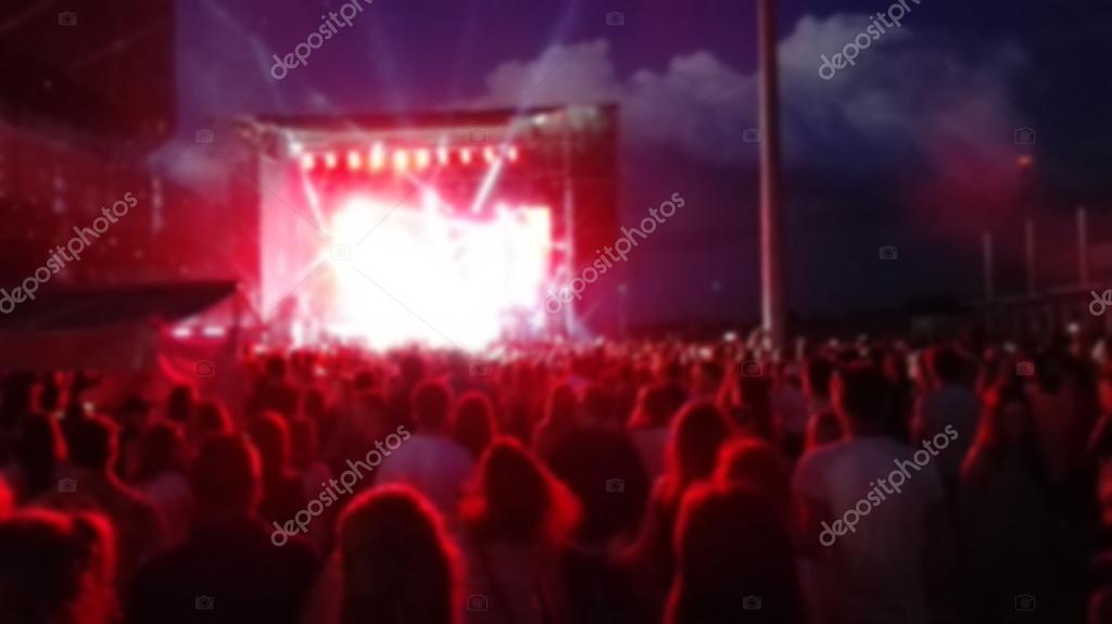 Moderation auf einer lokalen Bühne mit Publikum