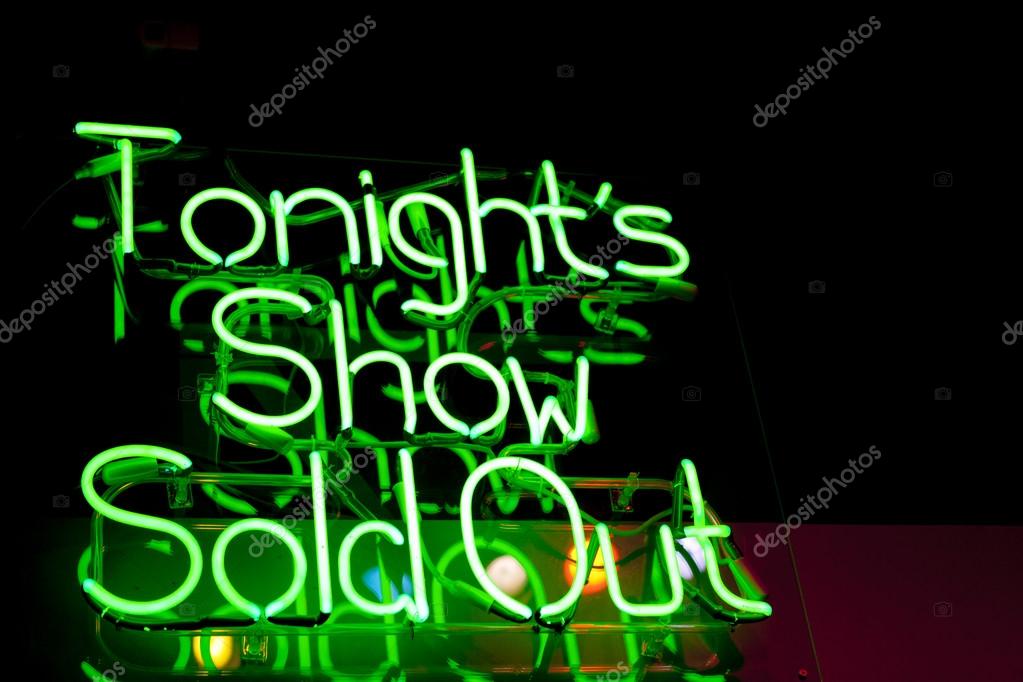 Illuminierte Gebäude bei Nacht