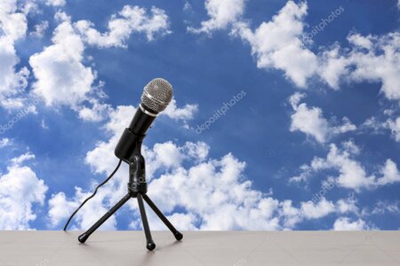 Symbolbild Redaktion mit Mikrofon