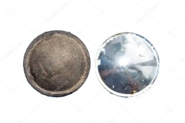 Modernes Radiostudio mit Mischpult und Mikrofonen