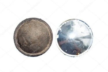 Modernes Radiostudio mit Mischpult und Mikrofonen