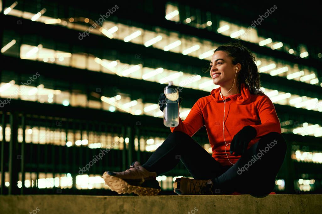 Stadtlichter bei Nacht mit Kopfhörern