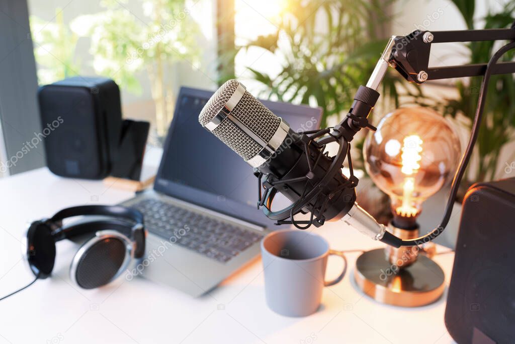 Moderator im Studio am Morgen