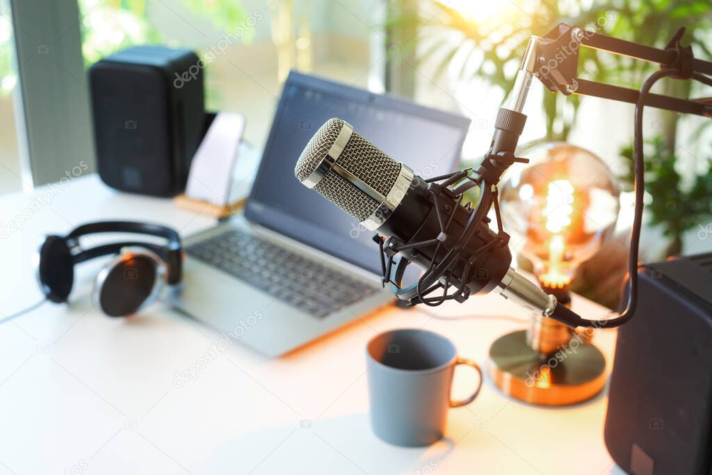 Moderator im Studio am Morgen