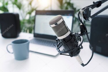 Moderatorin im Radiostudio während einer Livesendung