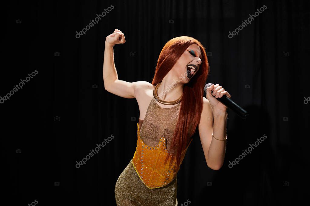 Symbolbild Sängerin auf Bühne